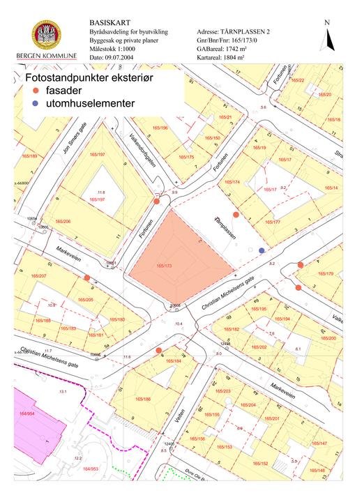 KOMPLEKS 64 BERGEN TINGHUS Utomhusanlegg Elementnr: 2 Elementnavn: Skulpturell utsmykning Beskrivelse: Skulpturell utsmykning kalt "Kilden" på sørøstre side av Tårnplass.