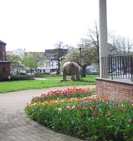 3.5 Parker og friområder I 2007 økte vi satsingen på blomstring i sentrum. Kommunen fikk med 8 nye forretninger som abonnerte på urner, bøtter eller ampler.