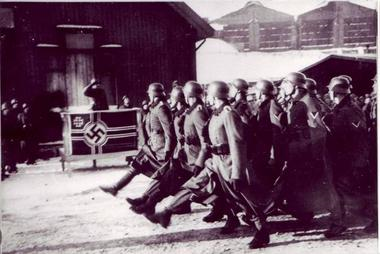 Etter invasjonen 9 april 1940 gikk det ikke lang tid før tyskerne gjorde inntog i Kirkenes. Allerede i månedsskifte juni- juli kom de første soldatene.