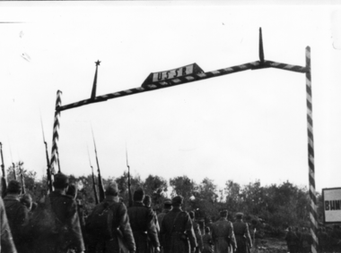 Frigjøringen av Øst- Finnmark 1 2 3 1. Sovjetiske tropper kjemper for frigjøringen av Kirkenes oktober 1944 2.