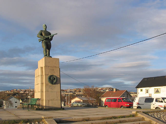 historiske tilbakeblikk oppdagelser som var likeså interessante. Jeg oppdaget Kirkenes på ny. Et Kirkenes i en fantastisk medvind der industrien blomstrer, der det våges, der det satses.