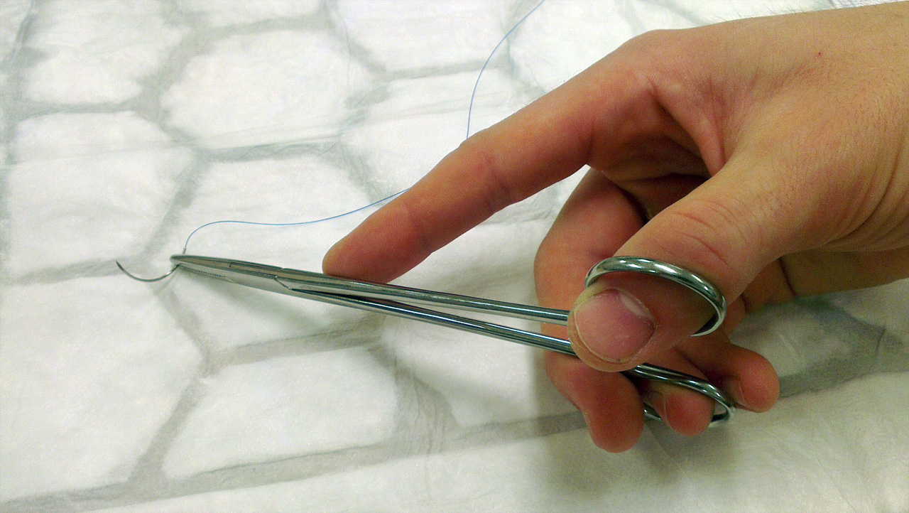 UTSTYR TIL SUTURERING Saks, pinsett, nåleholder og sutur På bildet under er det vanlige ustyret brukt til suturering vist.