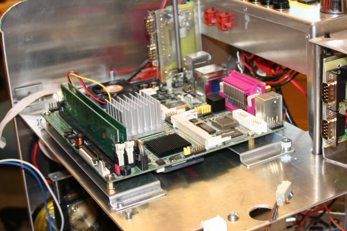 roboten er vist på gur 4.0. Over hoveddatamaskinen er det montert et deksel Figur 4.0: Hoveddatamaskin som har festeinnretning på samme måte som platen under hoveddatamaskinen.