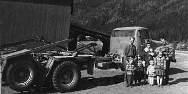Figur 3 Olav Skårnes sin tømmerbil med totromlet vinsj plassert bak førerhuset opp i noen blokker for å få riktig vinkel på tømmeret i forhold til bilen.