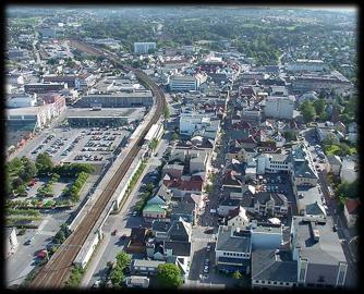 Hva mener ungdom i Sandnes presentert av Gunnvor Skjørestad, Tord Viljar Miranda, Mari Syvertsen og Bente Eide Fossmark Alkohol og narkotika gjør det utrygt i helger og på kveldstid Mørkt i sentrum,