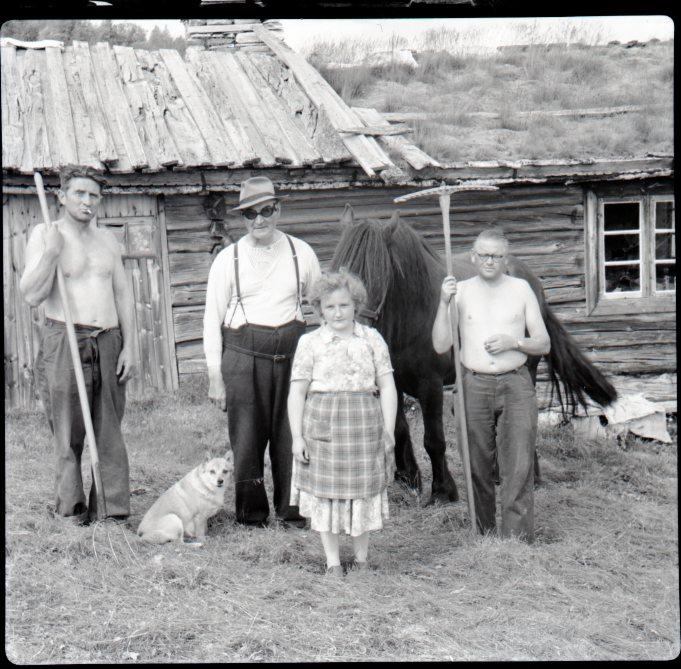 35 Høyonn på Vollsetra ca. 1933. Fra v Ole Wollum, ukjent vinnkar, John Wollum som gutt i høyet, Anna Haugen og ukjent som fotograferer LOW Ole Wollum nr. to fra v på Vollsetra ca.