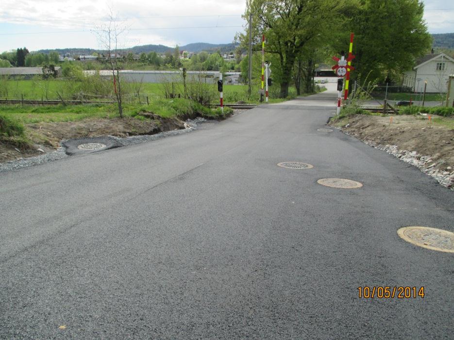 Takfall på tvers av vegen Sluk med sandfang Takfall på tvers av vegen gir god mulighet til å fordele overvannet på flere vegsluk.