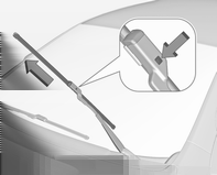 Pleie av bilen 149 Skifte viskerblad Viskerblader på frontruten Slik skifter du vindusviskerblad: 1. Løft opp viskerarmen. 2.