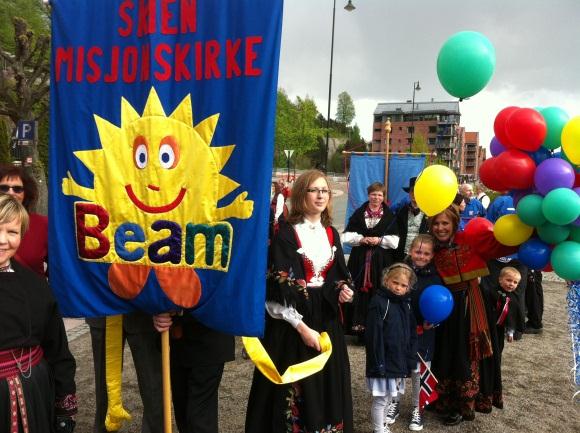 midt i sentrum Nr 3-2012 SMK-toget 17.mai Mot Malaga Det har etterhvert blitt tradisjon å se Skien misjonskirkes folk i borgertoget 17.mai. Her ser dere en liten del av flokken før avgang.