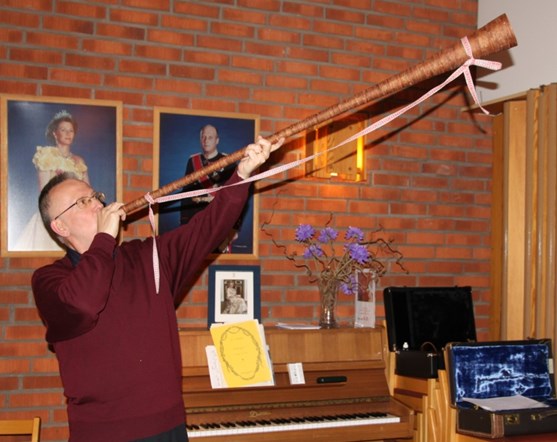 Dameforeningen Dameforeningens møte tirsdag 5. november 2013 Organist Ronney Magnusson tatt med seg noen av alle de musikkinstrument han spiller.