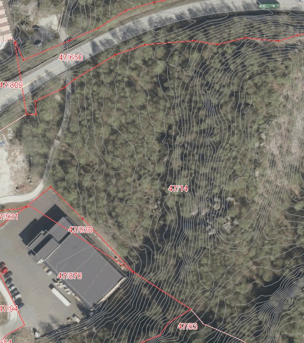 Beskrivelse av området Samlet størrelse på arealet: Ca 6 daa. 8. Grunnforhold Åpen fastmark/skog/fjell/ur 9. Helningsgrad/solforhold Deler er flatt, og stiger mot en fjellskråning 10.