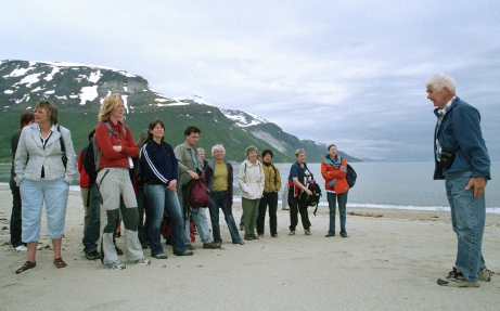 Tromsø Museum Universitetsmuseet i Tromsø Årsberetning 2005 På sommeren tok vi avskjed med professor i kvartærgeologi Jakob Møller ute i et av hans forskningsfelt på Breivikeidet da han gikk av med