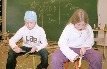 Gjesteutstillingen EMNETRE der en skoleklasse får lov til å arbeide med tre. Foto: Jorunn M. Rødli,TMU Forsidebilde: Relikviekors av sølv fra ca. 1100.