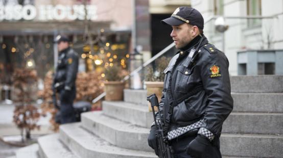 Væpnet politi tungt tilstede på karikaturutstilling i Oslo Dagbladet.no - Forsiden - 4. mai, 15:51 Anders Grønneberg Tar ingen sjanser etter Texas-terroren.