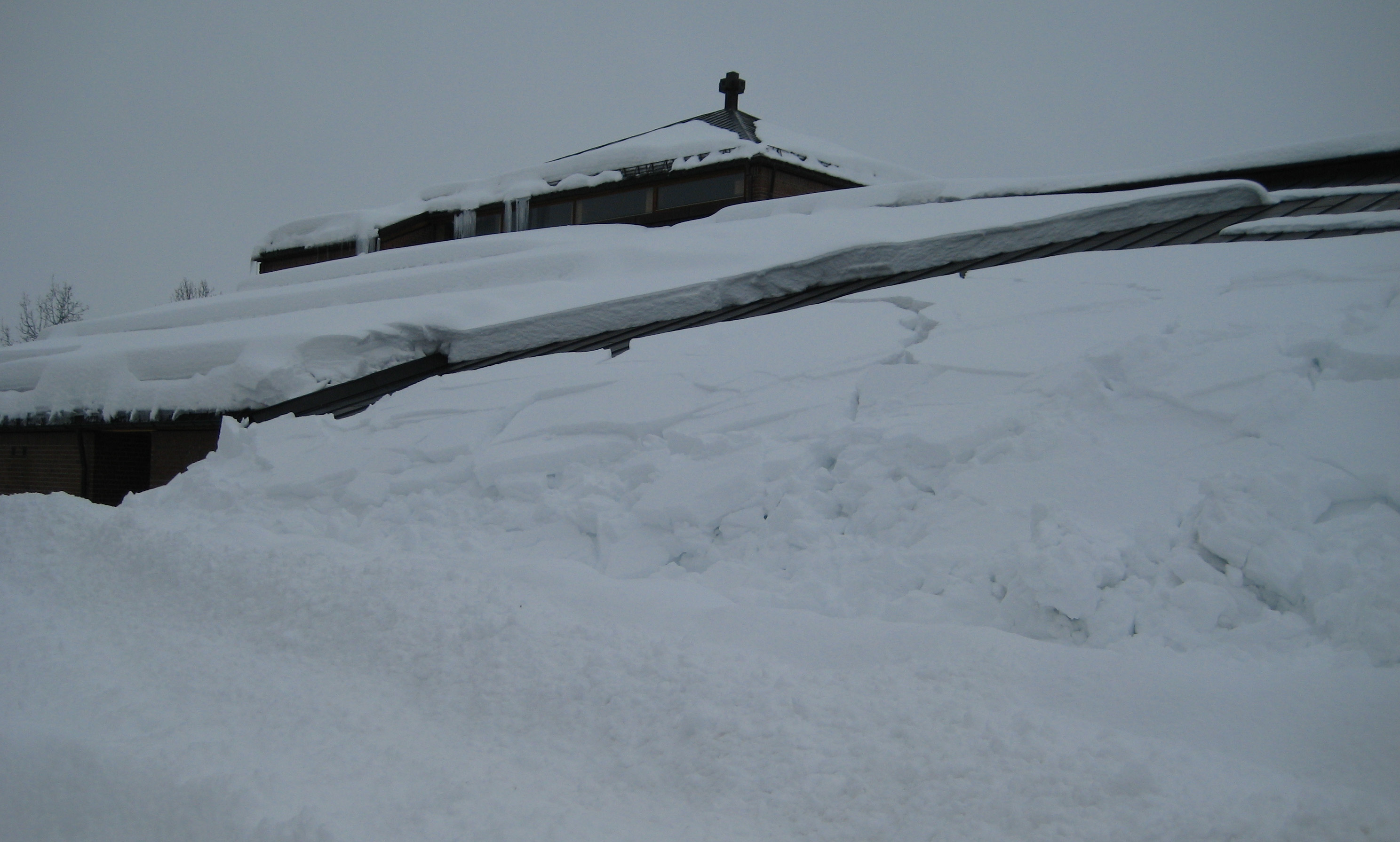 Godt nytt fra Østenstad menighet April 2009 Foto: Kristen Grønfæt Snøskavlene isolerer men ikke godt nok mot den iskalde