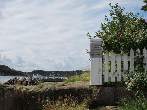 tilgang, og her følger man en liten oppmurt sti. Før Aslaksteinen er det derimot noen hytter som ligger nær sjøen som må passeres, og hvor det ikke er merket gjennomgang.