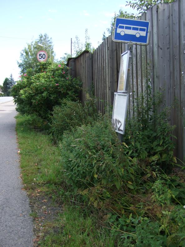 Linje: 401 Retning: Skedsokorset Vittenberg Lav kantstein og anglende lehus i retning Lillestrø. Skeivt skilt so er vanskelig tilgjengelig utenfor vegbanen.