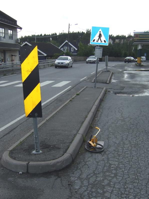 Linje: 401 Retning: Oslo Skedsotun Holdeplass retning Oslo ligger utsatt til på sal refuge ot veg. Dette er en trafikkfarlig holdeplass der det ikke er tilrettelagt for venting eller påstigning.