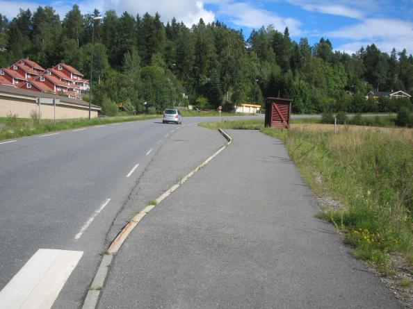 Linje: 401 Retning: Brånås/Skedsokorset Tæruddalen Holdeplass i retning Brånås/Skedsokorset, Tærud inn til høyre. Holdeplassen i otsatt retning.