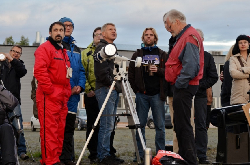 Rapport fra Eric Jensen, SAF og TAF med bilder av Finn Nilsen Henning Knutsen (Stavanger Astronomiske Forening = SAF) og undertegnede (SAF og TAF) dro til Trondheim for å beskue Venuspassasjen.