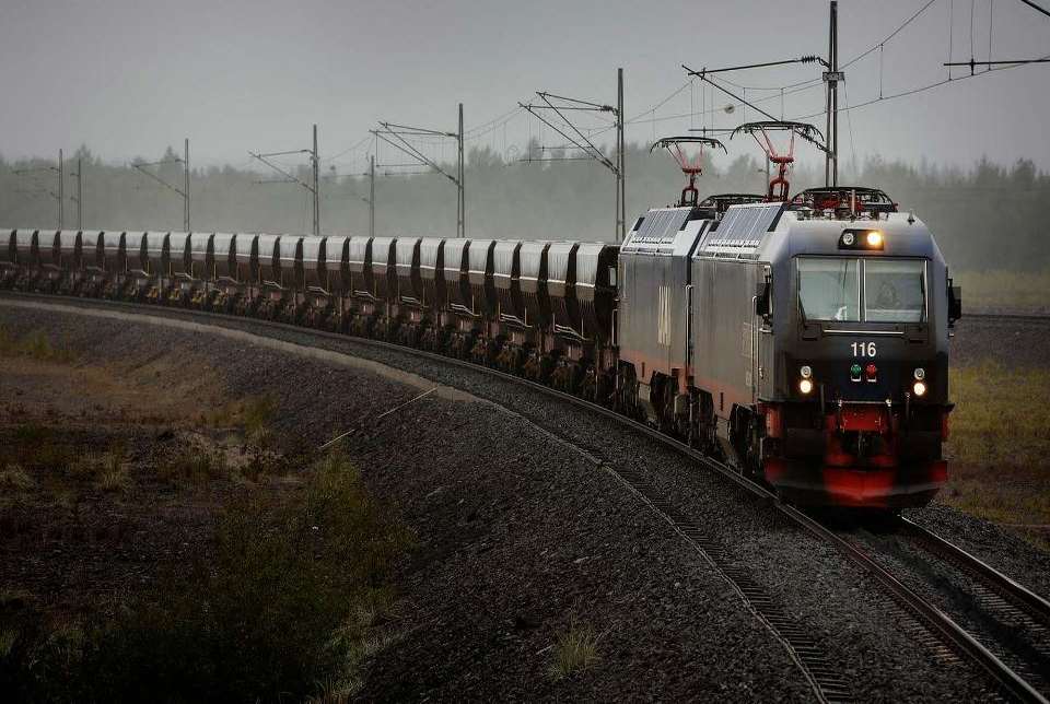 Ofotbanen Nord-Norges hovedpulsåre og mer enn bare malm Ofotbanen er Norges svar på