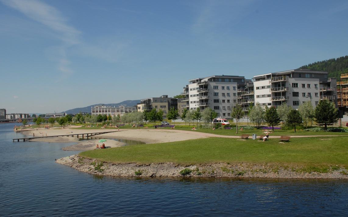 Vekst med kvalitet i hele byen Bragernes strand Drammen skal være en vakker by, en ren by, en trygg by og en spennende by, som har god tilgjengelighet til viktige felles byrom, transportknutepunkter,