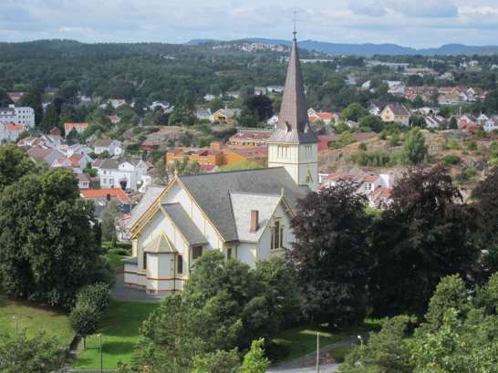 En mindre kirke med 500 plasser ble opprinnelig reist på samme tomten i 1849, men den ble fort for liten.