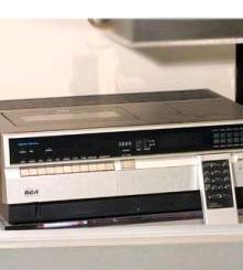 MISLYKKET INNOVASJON : BETAMAX SONY betamax video system Betamax kom på markedet i 1975. Et år senere kom konkurrenter med et annet system VHS. Sony ønsket ikke å lisensiere ut teknologien.