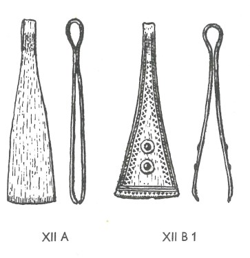 Én rekke med sirkeldekor er synlig fra overgangene mellom bøylen og armene (ca. 0,6 cm fra enden) og om lag 0,6 cm oppover armene. Ca.