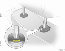 44 Seter og sikkerhetsutstyr Hodestøtter uten utløserknapp Demontere Aktive hodestøtter Trekk hodestøttene oppover eller trykk på låsefjærene for å frigjøre og skyve hodestøtten nedover.