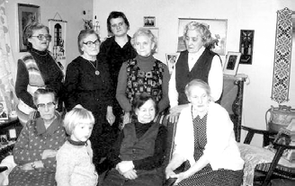 Det var en gang: Lovund kvinneforening 7 Medlemmene på bildet er f.v. bak: Gudrun Pedersen, Mary Stoksvik, Evelyn Jensen, Kristine Thomassen og Kårhild Mikalsen. Foran f.v. Klara Hansen, Dagny Nymo og Ingrid Berglund.