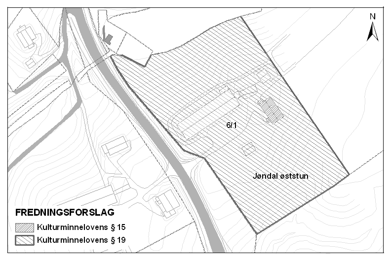 Bebyggelsen på gårdene er plassert samlet sør for bekken Jøndalsåa, midt i jordbrukslandskapet mellom elven Vorma og skogsområdene mot øst. Gårdstunet er plassert 183 m.o.h og omkring 60 meter ovenfor elven Vorma.