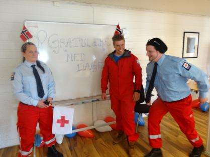 inn 8300 kroner. På samme dag hadde Harstad Røde Kors Ungdom stand for å informere om Ensomhetskampanjen til Røde Kors Ungdom.
