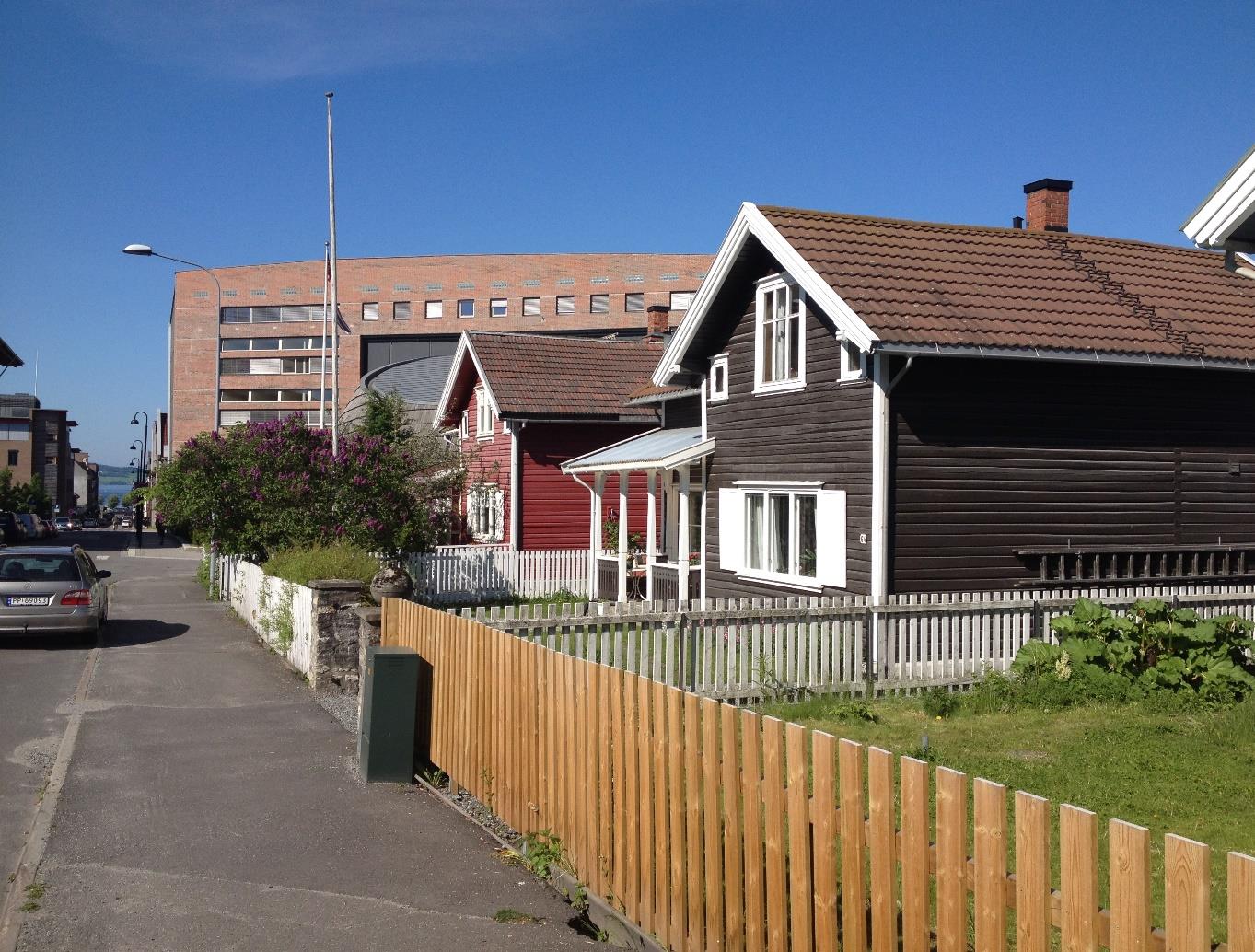 kanskje være mulig. I hvert fall for eiendommenes vedkommende bør det finnes gode muligheter 4. Bilde 1: Nye og gamle bygninger i sameksistens i Hamar.