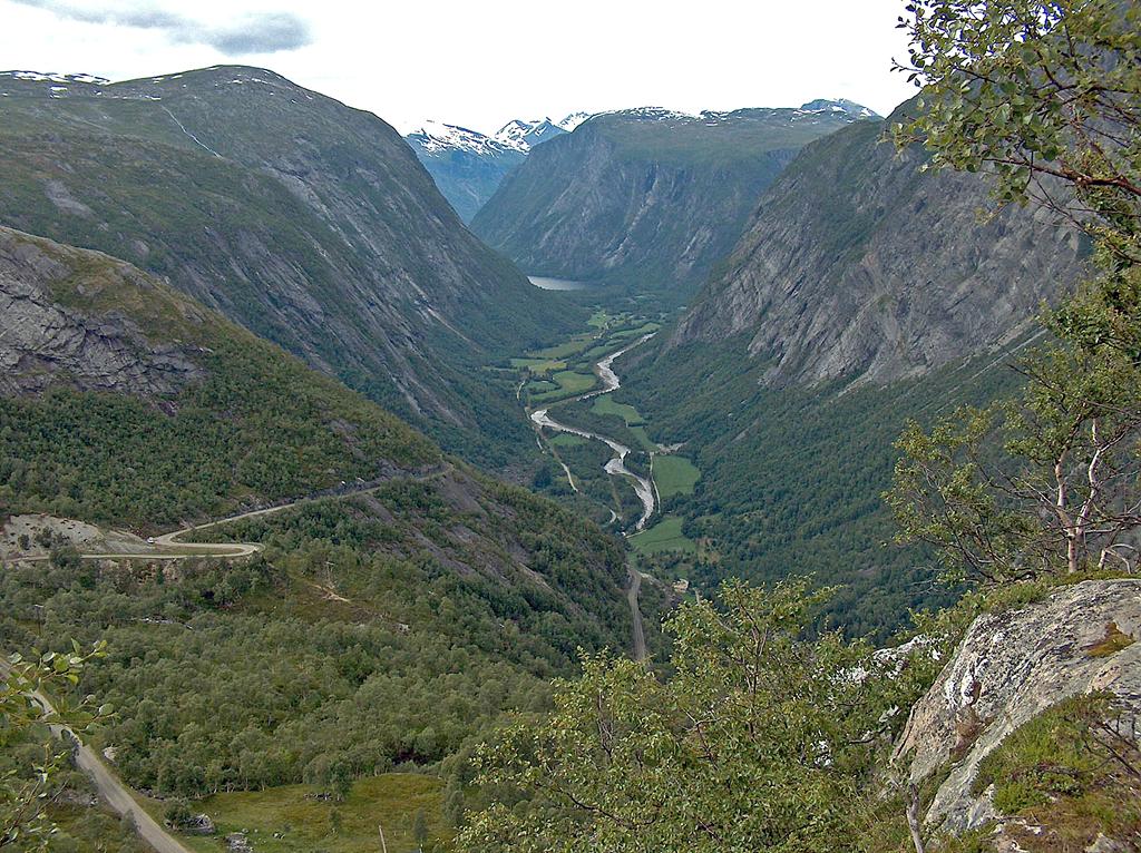 l/sek/km2 Aura reguleringen Total diversion of 14 mountain streams Reduced average flow with