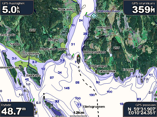 Bruke kartet Bruke kartet Overflateradar vis radar som reflekteres fra vannoverflaten når enheten er koblet til en maritim radar (side 39).