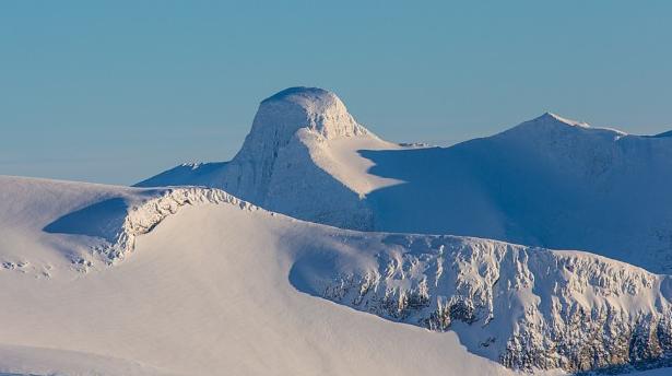 Skåla(1848 moh) Skåla går for å være det høyeste fjellet i Norge som har «foten» i sjøen. Siden vi starter på sjønivå, er det over 1800 høydemeter som skal bestiges.