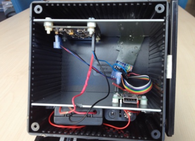 Både PIR og radar er velkjente detektortyper for å identifisere bevegelse. Elektronikken drives av standard AA batterier og er montert i en enkel boks (Figur 2.3).