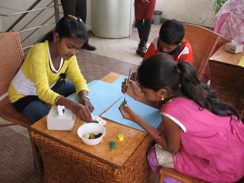 CFI arrangerer jevnlige hobbyklasser og utflukter for fadderbarna. Disse barna deltar i en maleklasse.
