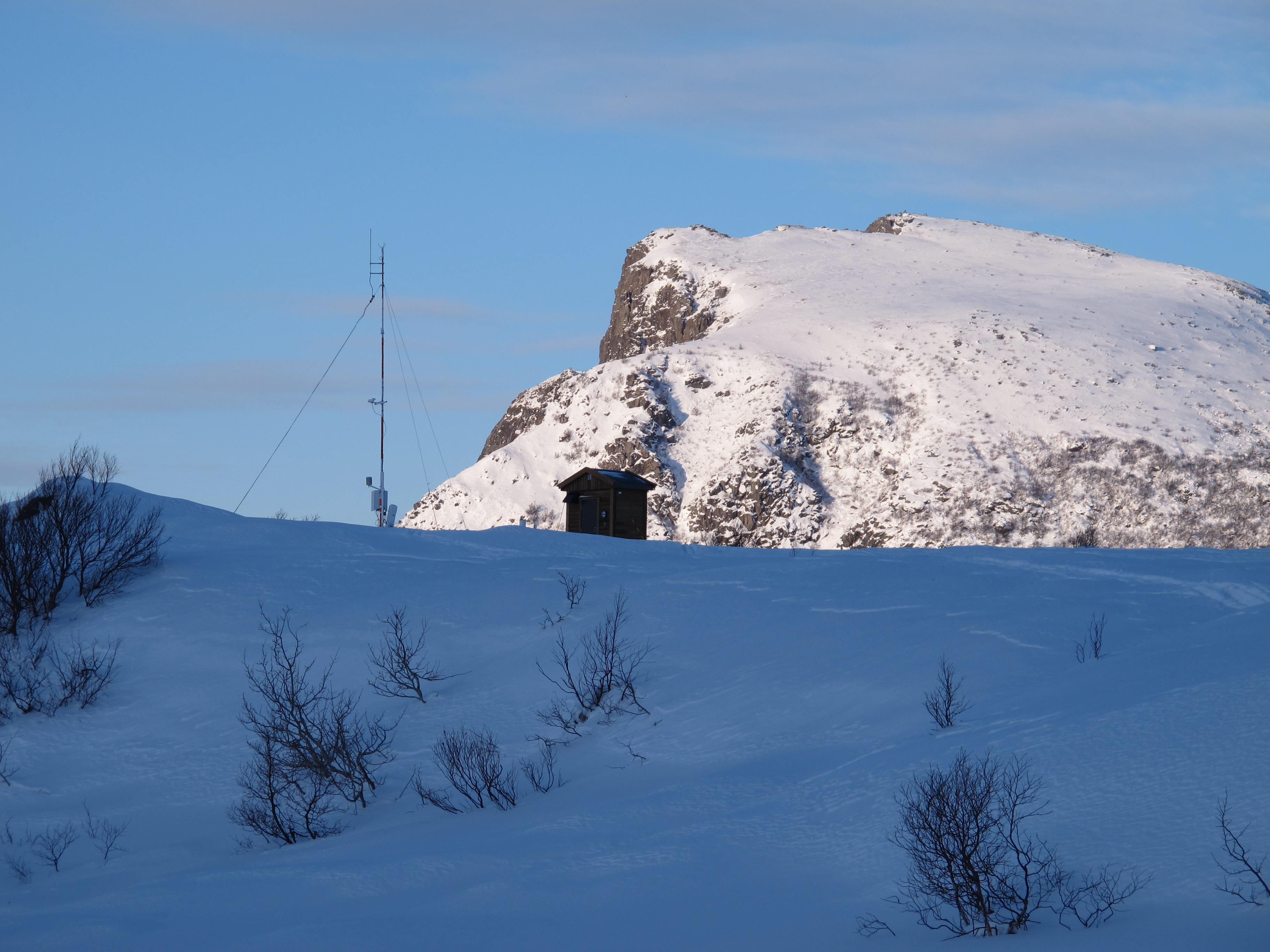 Figur 5: Værstasjonen sett mot vest med fjellet Hoven i