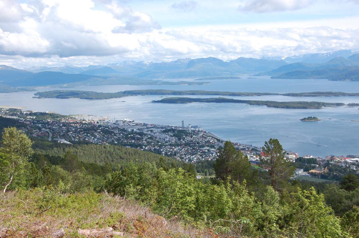 3. Miljø Molde har en fantastisk natur med kort avstand til fjorden, Moldemarka, fjellene, lakseelver og andre herligheter. I byen har vi grønne lunger og korridorer fra fjorden til marka.