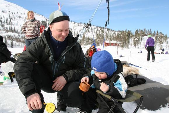 Er du ikke så glad i å fiske, kan du allikevel komme for å nyte kaffe, pølser med brød og kvikklunsj i frisk luft. Det er en viss spenning knyttet til været.