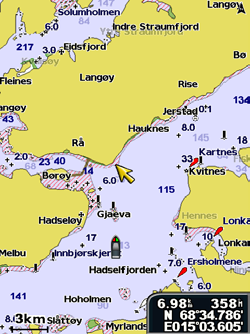 Navigere til et punkt på kartet 1. Fra skjermbildet Hjem velger du Kart. 2. Velg Navigasjonskart, Fiskekart eller Delt navigasjonskart. 3.