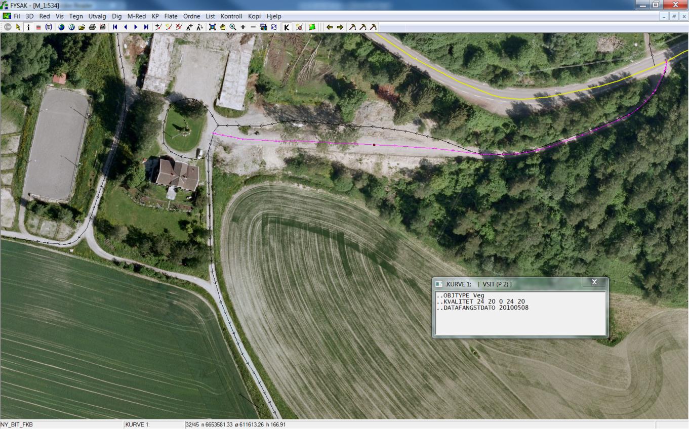 Det er derimot ikke et klart avvik, da det er ingen klar vegkant for dette vegløpet i bildet. En sosifil med konstruerte senterlinjer fra FKB-Veg hentes inn i FYSAK og legges i framgrunn.