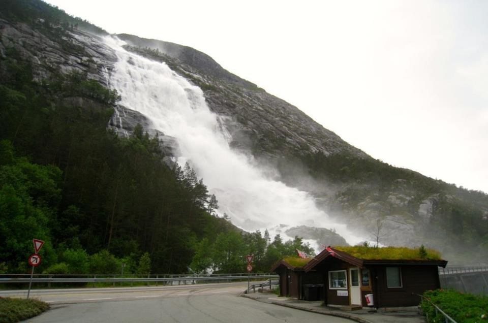 7 Strømmen som gir lys i vinduene og sørger for at