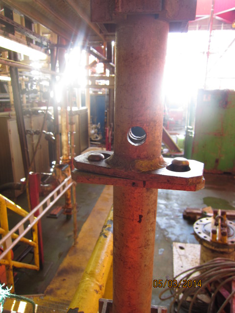 8 - Manglende rekkverk rundt arbeidsplattform lokalisert i boreområdet ved trapp, M16 skidd, stillas nummer 345.