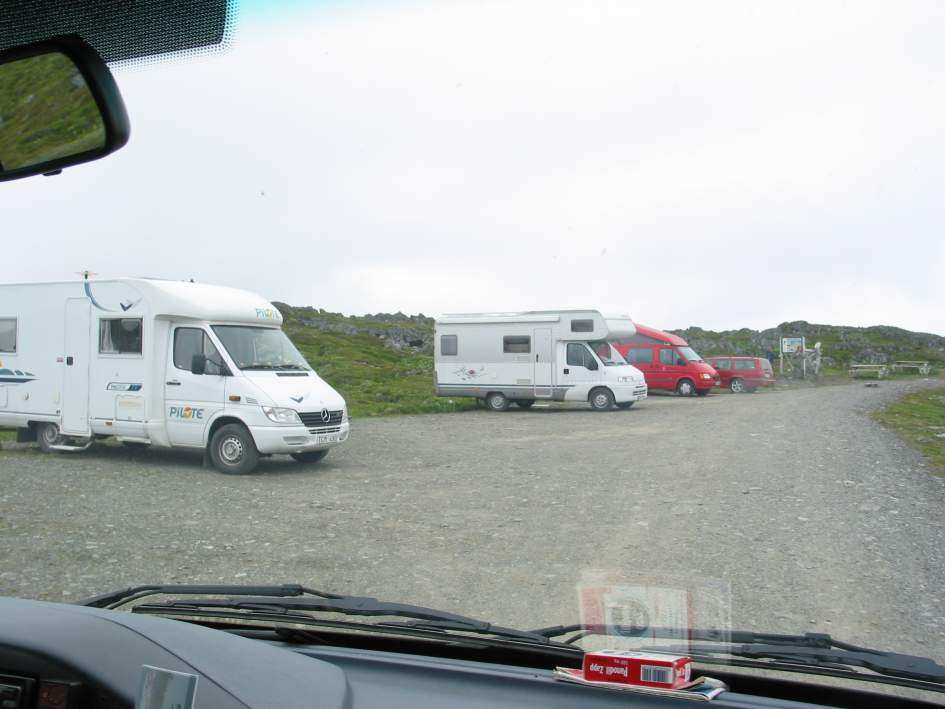 Husk båndtvang for hund (kun generell båndtvang gjelder). 3. Bygging av varder er forbudt. Turistvarder og spor etter turisttelt i Slettnes naturreservat. Foto: Kåre Grip.