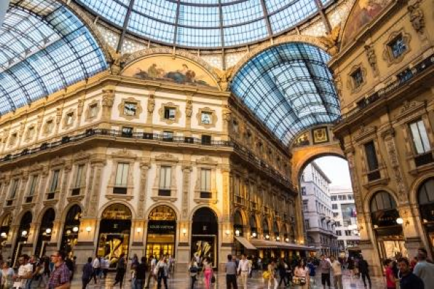 På vår reise besøkte vi Milano, Lazise, Sirmione, Dezenzano og Verona. Flyreisen Ønsker du å besøke disse vakre byene rundt Gardasjøen kan man fly til Milano eller Venezia.