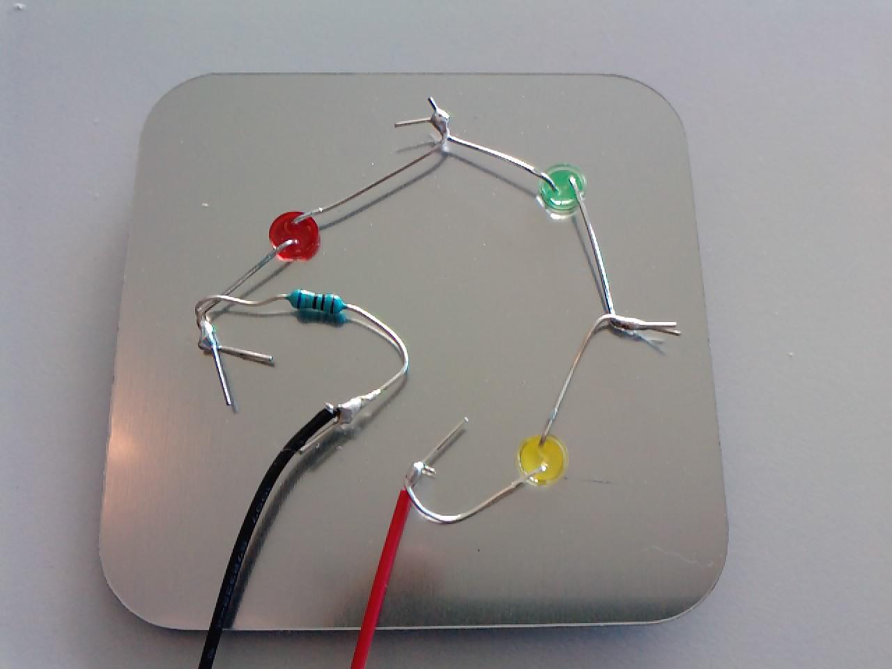 Minus Pluss Pluss Minus Motstand Minus Svart ledning fra batteriklips til minus (kort ben) Pluss Rød ledning fra batteriklips til pluss (langt ben) Diode liten «lyspære»