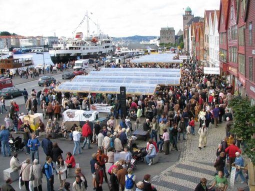 Bilde: Bergen Matfestival Bondens marked: Bondens marked er et torg der en som kunde kan kjøpe mat direkte fra produsenten.